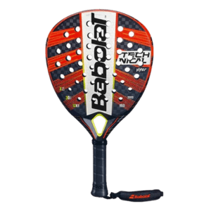 Der Babolat Technical Viper 2023 Padelschläger besticht durch ein auffälliges rot-schwarz-gelbes Design. Er verfügt über eine perforierte Schlagfläche und einen schwarzen Griff, auf dessen Oberfläche deutlich „Babolat“ zu sehen ist, was sowohl Stil als auch Leistung auf dem Platz gewährleistet.