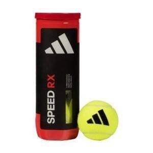 Eine Röhre mit Tennisbällen mit der Aufschrift „Adidas Speed RX Court Padelbälle“ und einem Logo steht aufrecht. Daneben ist ein einzelner leuchtend gelber Tennisball mit demselben schwarzen Logo ausgestellt. Der Hintergrund ist schlicht weiß.