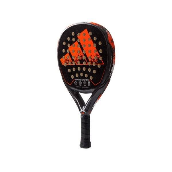 Der Adidas Adipower Ctrl Team Padelschläger ist ein schwarz-orangefarbener Padelschläger, der mit einem großen Adidas-Logo verziert ist und auf seiner Oberfläche kleine runde Löcher aufweist. Der Griff ist mit schwarzem Griffmaterial umwickelt.