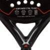 Nahaufnahme eines schwarzen Adidas Adipower Ctrl Team Padelschlägers mit Text, der seine Funktionen detailliert beschreibt, einschließlich Spin Blade-Technologie, Smart Holes Curve-Design, zentriertem Sweet Spot, struktureller Verstärkung und weichen Leistungsmerkmalen.