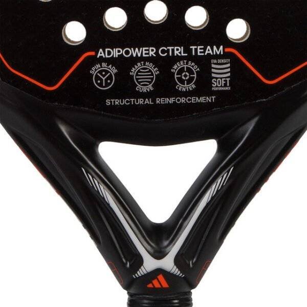 Nahaufnahme eines schwarzen Adidas Adipower Ctrl Team Padelschlägers mit Text, der seine Funktionen detailliert beschreibt, einschließlich Spin Blade-Technologie, Smart Holes Curve-Design, zentriertem Sweet Spot, struktureller Verstärkung und weichen Leistungsmerkmalen.