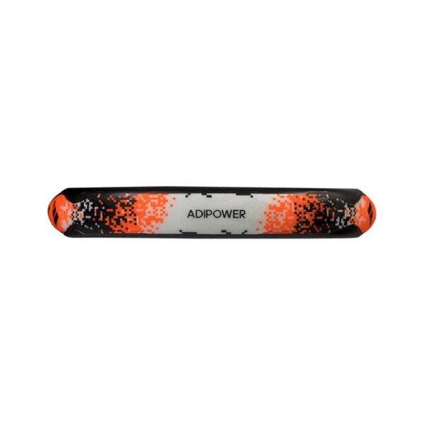 Der Adidas Adipower Ctrl Team Padelschläger ist ein rechteckiger Sportpadel mit dem Markennamen „ADIPOWER“ in der Mitte. Er zeigt ein pixeliges Design in den Farben Orange, Schwarz und Weiß und hat abgerundete Kanten für einen eleganten Look.