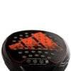 Eine Nahaufnahme des Adidas Adipower Ctrl Team Padelschlägers zeigt einen schwarz-orangefarbenen Sportschläger, der mit kreisförmigen Perforationen und einem Adidas-Logo verziert ist. Auf der Unterseite steht der Text „ADIPOWER CTRL TEAM“, begleitet von mehreren kleinen Logos und Aufschriften.