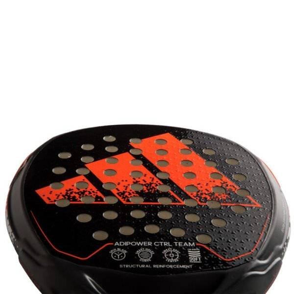Eine Nahaufnahme des Adidas Adipower Ctrl Team Padelschlägers zeigt einen schwarz-orangefarbenen Sportschläger, der mit kreisförmigen Perforationen und einem Adidas-Logo verziert ist. Auf der Unterseite steht der Text „ADIPOWER CTRL TEAM“, begleitet von mehreren kleinen Logos und Aufschriften.