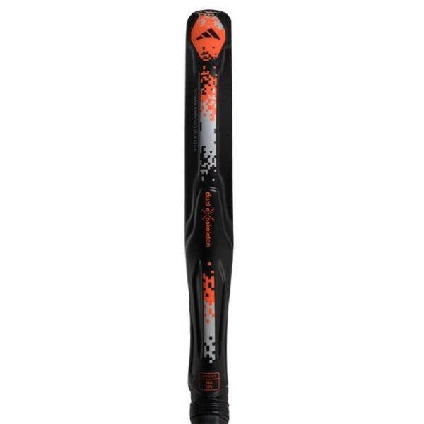 Nahaufnahme eines schwarzen Adidas Adipower Ctrl Team Padelschlägers mit digitalem Camouflage-Design in Orange und Grau. Der Schläger zeigt ein schlankes, eckiges Logo in Orange mit dem Text „adidas“ und „XENOFORM“ an der Seite. Der Griff ist schwarz und strukturiert.