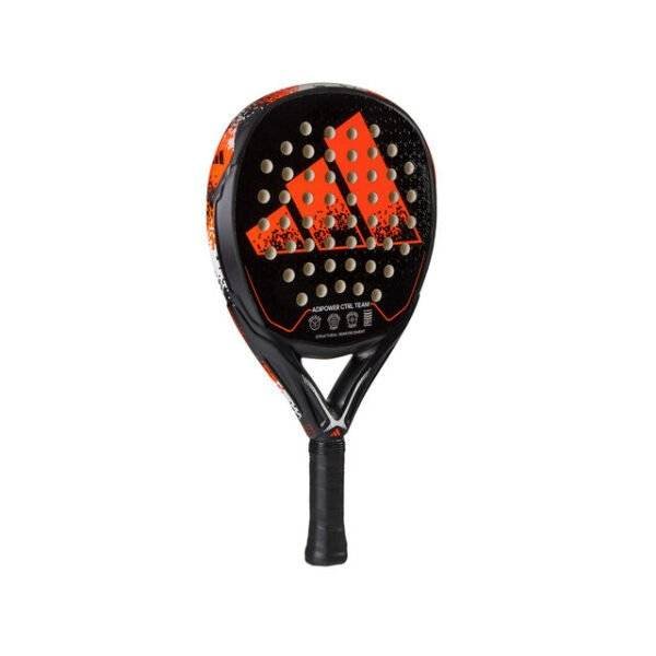 Ein Adidas Adipower Ctrl Team-Padelschläger mit einem schwarz-orangefarbenen Farbschema, runden Löchern, einem gemusterten Design auf der Schlagfläche und einem mit schwarzem Griffband umwickelten Griff.