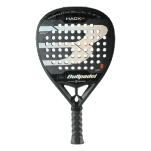 Der Bullpadel Hack 03 24 Padelschläger (2024) ist ein auffälliger schwarz-grauer Schläger in Tropfenform mit perforierten Löchern und einem strukturierten Griff, auf dessen Vorderseite der elegante Markenname „Bullpadel“ deutlich zu sehen ist.
