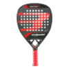 Der Bullpadel Vertex 04 24 Padelschläger (2024) ist ein stylischer Padelschläger in Schwarz und Rot mit perforierter Oberfläche. Auf der Vorderseite ist der Schriftzug „Bullpadel“ deutlich zu erkennen, außerdem hat er einen markanten roten Griff. Das Design wird durch ein kräftiges rotes Logo und elegante schwarze Dreiecksmuster hervorgehoben und ist damit die ideale Wahl für Spieler, die bei ihrem Spiel Wert auf Präzision und Stil legen.