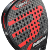Eine Nahaufnahme des eleganten schwarz-roten Bullpadel Vertex 04 24 Padelschlägers (2024) zeigt ein auffälliges Karbonfasermuster mit dem auffälligen „B“-Logo. Der Modellname „Vertex“ ist prominent am oberen Rand angebracht und verdeutlicht das Premium-Design dieses Bullpadel-Padelschlägers.
