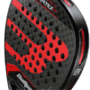 Nahaufnahme eines schwarz-roten Bullpadel Vertex 04 24 Padelschlägers (2024) mit perforierter Oberfläche, einer kräftigen roten Grafik auf der Vorderseite und dem sichtbaren Markennamen „Bullpadel“.
