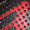 Nahaufnahme einer strukturierten Oberfläche mit einem schwarz-roten Muster, das an die Bullpadel Vertex 04 24 Padelschläger (2024) erinnert. Das Design zeichnet sich durch gleichmäßig verteilte kreisförmige Einkerbungen aus, die einen perforierten Effekt erzeugen. Das leuchtende Rot bildet vor dem tiefschwarzen Hintergrund eine markante geometrische Form.