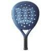 Der Wilson Accent LT Padelschläger besticht durch eine leuchtend blaue Farbe, die durch ein markantes „W“-Logo in der Mitte hervorgehoben wird. Er verfügt über eine perforierte Schlagfläche mit zahlreichen Löchern und einen eleganten schwarzen Griff.