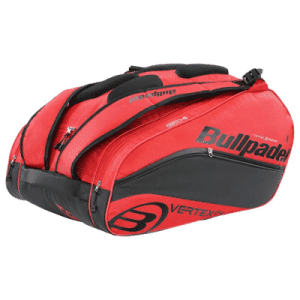 Die Bullpadel BPP 24001 Vertex Rot ist eine Sporttasche in Rot und Schwarz mit mehreren Fächern und Griffen. Die Tasche zeigt deutlich das Bullpadel-Logo zusammen mit dem Text „Vertex“.