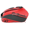 Eine rot-schwarze Sporttasche der Marke „Bullpadel“ mit der Modellbezeichnung „BPP 24001 Vertex Rot“ mit mehreren Fächern und einem Schultergurt.