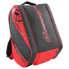 Der Sportrucksack Bullpadel BPP 24001 Vertex Rot zeichnet sich durch ein auffälliges rot-schwarzes Farbschema mit dem Markenlogo und „Vertex“ auf der Seite aus. Er verfügt über mehrere Fächer und einen gepolsterten Griff für zusätzlichen Komfort.