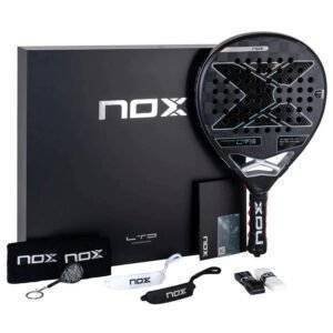 Ausgestellt wird ein schwarzer NOX-Padelschläger mit passendem schwarzen Etui. Zum Lieferumfang gehören ein Armband, ein Schlüsselanhänger, ein Overgrip und weiteres Markenzubehör. Das NOX-Logo ist auf Etui und Schläger deutlich zu sehen.