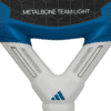 Nahaufnahme eines Adidas Metalbone Team Light 3.3 2024 Padelschlägers mit dem Text „METALBONE TEAM LIGHT“ auf der Oberfläche. Der Griff zeigt ein elegantes weißes Design mit blauen Akzenten und einem dreieckigen Motiv, das die hochwertige Verarbeitung eines Adidas-Padelschlägers veranschaulicht.