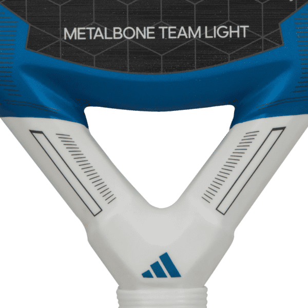 Nahaufnahme eines Adidas Metalbone Team Light 3.3 2024 Padelschlägers mit dem Text „METALBONE TEAM LIGHT“ auf der Oberfläche. Der Griff zeigt ein elegantes weißes Design mit blauen Akzenten und einem dreieckigen Motiv, das die hochwertige Verarbeitung eines Adidas-Padelschlägers veranschaulicht.