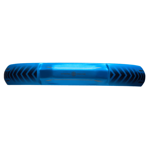 Ein blaues zylindrisches Objekt, ähnlich dem Padelschläger Adidas Metalbone Team Light 3.3 2024, zeigt an seinen Seiten schwarze Pfeilmuster vor einem einfarbigen Hintergrund.