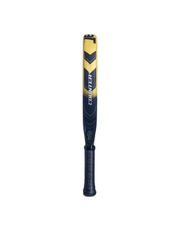 Ein eleganter schwarz-goldener Baseballschläger steht aufrecht vor einem weißen Hintergrund. Auf dem Griff, der mit schwarzem Griffband umwickelt ist, ist das Wort „Convizer“ fett gedruckt, was an die Präzision erinnert, die man bei Designs ähnlich dem Babolat Counter Viper 2024 Padelschläger sieht.
