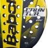 Nahaufnahme eines schwarz-gelben Babolat Counter Viper 2024 Padelschlägers. Das schlanke Design hebt den Markennamen hervor, mit kreisförmigen Löchern auf der Oberfläche, ergänzt durch ein auffälliges geometrisches Muster.