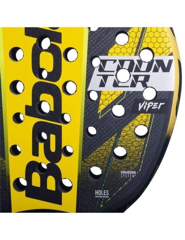 Nahaufnahme eines schwarz-gelben Babolat Counter Viper 2024 Padelschlägers. Das schlanke Design hebt den Markennamen hervor, mit kreisförmigen Löchern auf der Oberfläche, ergänzt durch ein auffälliges geometrisches Muster.