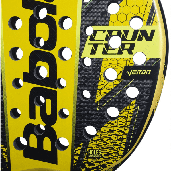 Nahaufnahme des Babolat Counter Veron 2024 Padelschlägers, der sein Design in Schwarz und Gelb mit kreisförmigen Perforationen und Akzenten im Wabenmuster hervorhebt.