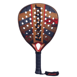 Der Babolat Technical Veron 2024 Padelschläger weist eine braun-schwarz gemusterte Oberfläche mit einer Reihe kreisförmiger Perforationen auf. Sein Griff ist schwarz und verfügt über eine Marken-Handschlaufe, die Stil und Funktionalität auf dem Platz vereint.