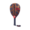 Der Babolat Technical Veron 2024 Padelschläger verfügt über einen schwarzen Griff und ein orange-schwarzes Design mit auffälligen roten Akzenten. Der perforierte Schlägerkopf ist auf optimale Leistung ausgelegt, während der Markenname deutlich sichtbar ist. Für sicheres Spielen ist außerdem eine schwarze Handschlaufe am Griff angebracht.