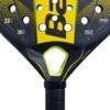 Nahaufnahme eines schwarz-gelben Babolat Counter Viper 2024 Padelschlägers mit den Aufschriften „3D“, „3K“ und „Vibradrive System“. Der schwarze Griff hat eine strukturierte Grifffläche, während der Kopf mehrere Löcher mit einem leuchtend gelben Design aufweist.