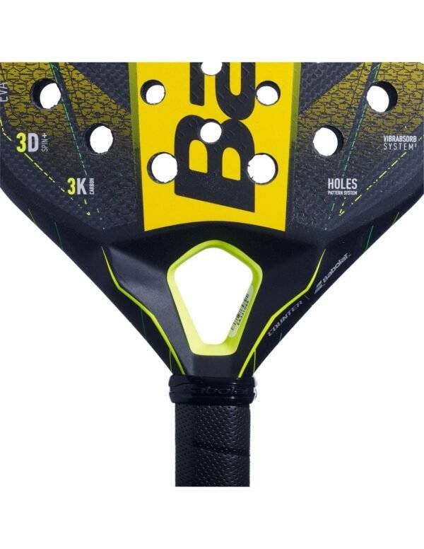 Nahaufnahme eines schwarz-gelben Babolat Counter Viper 2024 Padelschlägers mit den Aufschriften „3D“, „3K“ und „Vibradrive System“. Der schwarze Griff hat eine strukturierte Grifffläche, während der Kopf mehrere Löcher mit einem leuchtend gelben Design aufweist.