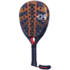 Der Babolat Technical Viper 2024 Padelschläger ist in Schwarz und Bronze mit roten Akzenten erhältlich und hat eine Tropfenform. Sein Griff ist mit schwarzem Griffband umwickelt und mit einer passenden Handschlaufe mit dem Markennamen versehen. Damit ist er perfekt für Padel-Enthusiasten, die Wert auf Präzision und Stil legen.