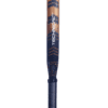 Ein vertikal positionierter Cricketschläger verfügt über eine hellbraune Klinge mit dunkelblauen und orangefarbenen Designmustern. Der Griff ist mit schwarzem Griffband umwickelt und bietet eine ähnliche Präzision wie der 2024 Babolat Technical Viper Padelschläger, auf dessen Vorderseite „TECHNIVAULT“ fett gedruckt ist.