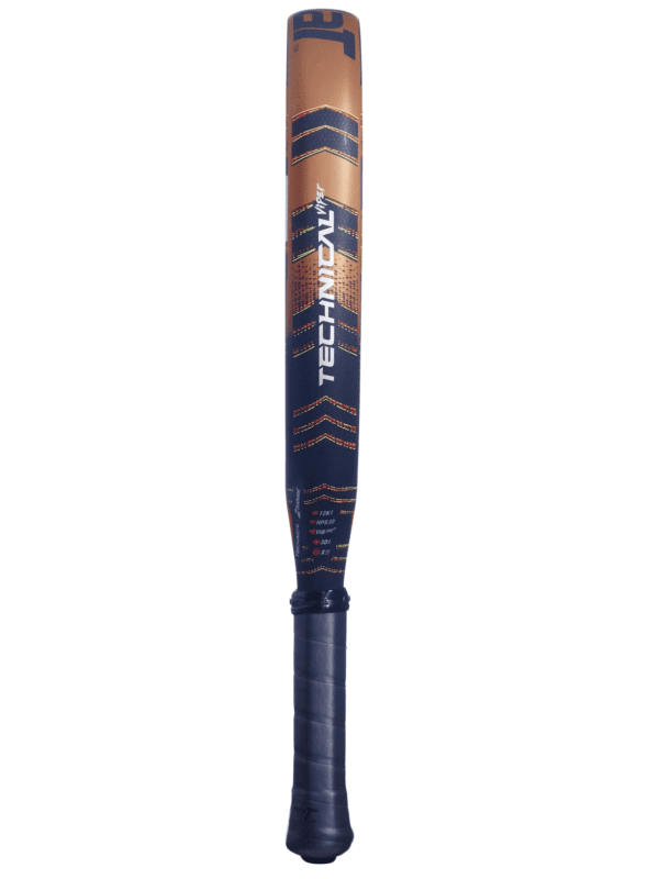 Ein vertikal positionierter Cricketschläger verfügt über eine hellbraune Klinge mit dunkelblauen und orangefarbenen Designmustern. Der Griff ist mit schwarzem Griffband umwickelt und bietet eine ähnliche Präzision wie der 2024 Babolat Technical Viper Padelschläger, auf dessen Vorderseite „TECHNIVAULT“ fett gedruckt ist.