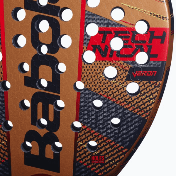 Nahaufnahme eines Schlägers mit einem auffälligen „Babolat“-Logo neben „Technical Veron 2024“ in Rot. Die Oberfläche weist ein kohlenstoffähnliches Muster mit runden Perforationen für zusätzliche Details auf.