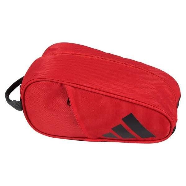 Dieser elegante Adidas Rot 3.3 Kulturbeutel hat ein funktionales Design mit schwarzen Akzenten und einem auffälligen Logo auf der Vorderseite. Er verfügt über ein Reißverschlussfach zur sicheren Aufbewahrung und einen praktischen schwarzen Griff an einer Seite, wodurch Stil und Funktionalität nahtlos miteinander verbunden werden.