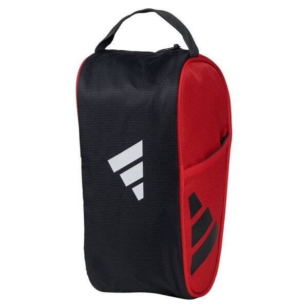 Ein schwarz-roter Adidas Rot 3.3 Kulturbeutel, mit einem Tragegriff oben, vertikalem Reißverschluss, seitlicher Netztasche und zwei diagonalen Streifenlogos in Weiß und Schwarz auf der Vorderseite verziert.
