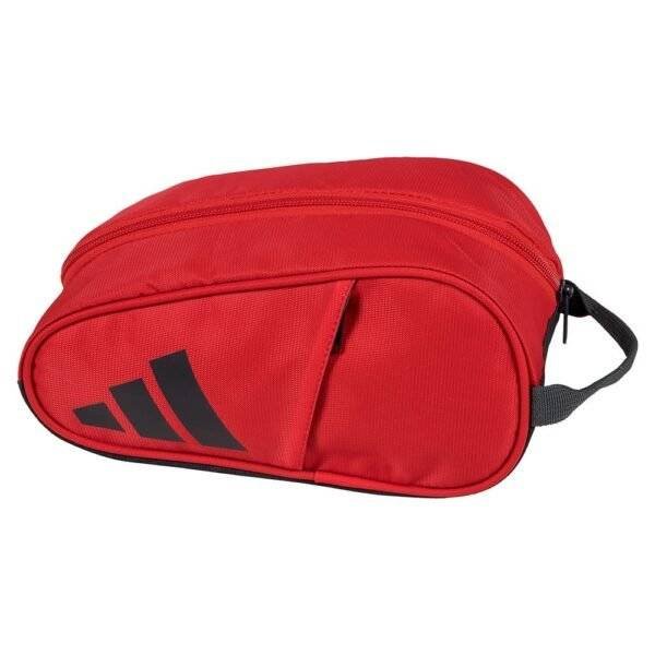 Der Adidas Rot 3.3 Kulturbeutel ist eine rote Sportschuhtasche mit Reißverschluss, schwarzem Logo an der Seite und elegantem schwarzen Riemen – perfekt, um Ihre wichtigsten Dinge stilvoll zu transportieren.