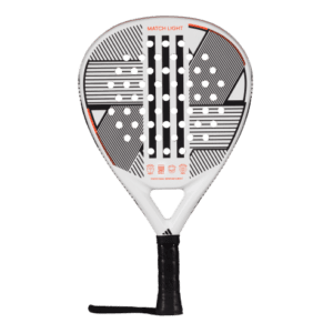 Der Adidas Match Light 3.3 2024 Padelschläger hat einen weißen Hintergrund, der mit einem komplizierten geometrischen Design in Schwarz und Rot verziert ist, auf dem deutlich „MATCH LIGHT“ zu sehen ist. Sein schwarzer Griff ist mit einer Handschlaufe ausgestattet, um eine bessere Kontrolle zu gewährleisten.