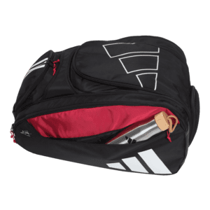 Die Adidas Multigame 3.3 2024 Padeltasche ist ein eleganter schwarzer Sportrucksack mit einem leuchtend roten Innenteil und teilweise geöffnetem Reißverschluss, um eine elegante Metallwasserflasche im Inneren zu präsentieren. Er besticht durch markante weiße geometrische Muster und auffällige rote Reißverschlüsse und verbindet Funktionalität mit Stil.