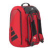 Die Adidas Tour 3.3 Solar Rot Padeltasche ist ein leuchtend roter Rucksack mit schwarzen geometrischen Akzenten und robusten Schultergurten. Er verfügt über einen praktischen oberen Griff, Seitentaschen und zeigt das Logo oben und auf einem Gurt deutlich sichtbar an, sodass er sich ideal zum Tragen Ihrer wichtigsten Dinge eignet.