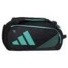 Die Adidas Tour Anthrazit 2024 Padeltasche ist eine schwarze Reisetasche mit einem großen blaugrünen geometrischen Design an der Seite und einem kleinen Logo oben. Sie verfügt über mehrere Reißverschlüsse und Schultergurte zum einfachen Tragen und ist somit perfekt für Ihre Tourutensilien.