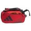 Eine Adidas Tour 3.3 Solar Rot Padeltasche mit schwarzen Akzenten und einem auffälligen schwarzen Logo an der Seite wird ausgestellt. Die Tasche ist leicht geöffnet und zeigt im Inneren einen orangefarbenen Tennisschläger, während ein Tragegurt und ein Reißverschluss ihre Funktionalität verbessern.