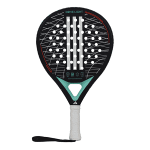 Der schwarz-blaugrüne Adidas Drive Light 3.3 2024 Padelschläger verfügt über eine perforierte Oberfläche, die mit diagonalen Linien und Punkten verziert ist. Sein schlankes Design wird durch eine weiße Griffwicklung aufgewertet, auf der oben deutlich „Drive Light“ steht, während eine Handschlaufe für sicheres Spielen mit diesem hochmodernen Padelschläger sorgt.