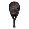 Wir präsentieren den Adidas Match 3.3 Schwarz/Rot Padelschläger, einen stilvollen schwarz-roten Padelschläger in Tropfenform mit mehreren Löchern auf der Schlagfläche und strukturiertem Griff. Das Design wird durch diagonale Streifen und einzigartige Markenelemente auf der Oberfläche hervorgehoben und macht ihn ideal für Ihr nächstes Spiel.