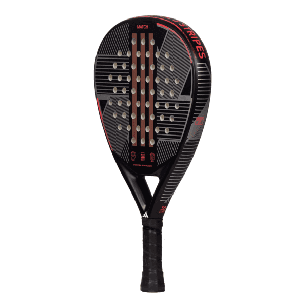 Wir präsentieren den Adidas Match 3.3 Schwarz/Rot Padelschläger, einen stilvollen schwarz-roten Padelschläger in Tropfenform mit mehreren Löchern auf der Schlagfläche und strukturiertem Griff. Das Design wird durch diagonale Streifen und einzigartige Markenelemente auf der Oberfläche hervorgehoben und macht ihn ideal für Ihr nächstes Spiel.