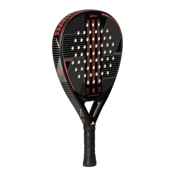 Ein schwarzer Adidas Match 3.3 Schwarz/Rot-Padelschläger mit roten Akzenten, einer perforierten Schlagfläche und einem strukturierten Griff, auf dessen Seite der Markenname steht.