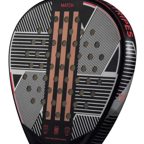 Nahaufnahme des Adidas Match 3.3 Schwarz/Rot Padelschlägers. Der schwarze Padelschläger ist mit einem geometrischen Muster in Grau- und Kupfertönen verziert. Auf der Oberfläche sind die Wörter „Match“ und „Stripes“ zu sehen, ergänzt durch kreisförmige Löcher in Linien sowie verschiedene Grafiken zur strukturellen Verstärkung.