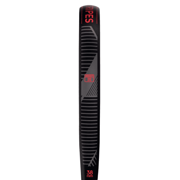 Nahaufnahme einer schwarzen Stripe5-Fahrradfelge mit rot-weißem Branding, das an das elegante Design der Adidas Match 3.3 Schwarz/Rot Padelschläger-Kollektion erinnert. Die Felge zeigt ein Muster aus parallelen Linien und geometrischen Designs, darunter den Text „38 mm“.