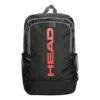 Der Rucksack „Head 17L Schwarz/Orange Padeltasche“ zeichnet sich durch ein auffälliges orangefarbenes Logo aus, das vertikal auf seiner schwarzen Außenseite angebracht ist. Er verfügt über ein geräumiges Hauptfach, zwei praktische seitliche Netztaschen und einen robusten grauen Tragegriff oben.